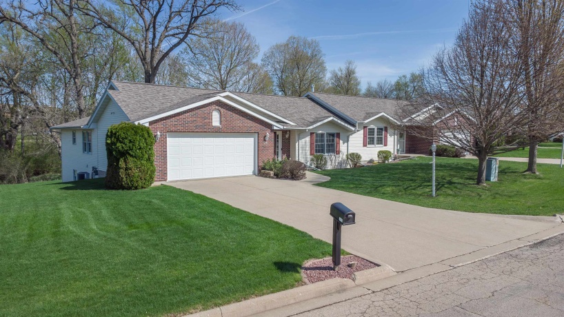 741 Parkcrest, FREEPORT, Illinois 61032, 3 Bedrooms Bedrooms, ,3 BathroomsBathrooms,Condominium,For Sale,Parkcrest,202602311