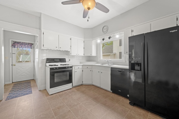 1221 Lincoln, FREEPORT, Illinois 61032, 3 Bedrooms Bedrooms, ,1 BathroomBathrooms,House,For Sale,Lincoln,202602313