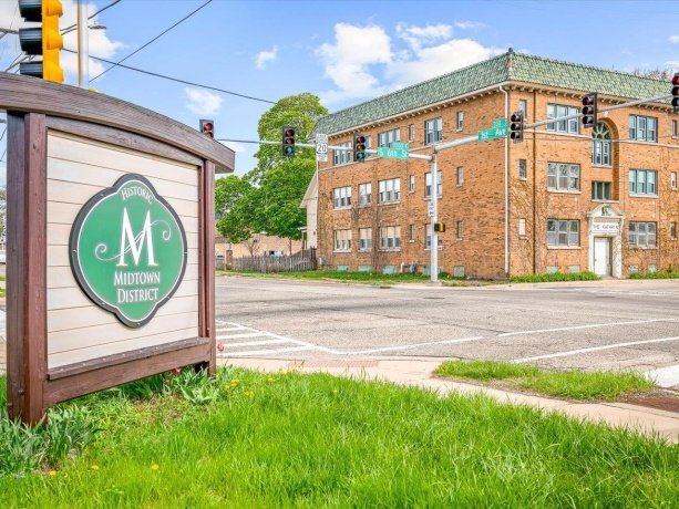 204 Sixth, ROCKFORD, Illinois 61104, ,5+ Units,For Sale,Sixth,202602323