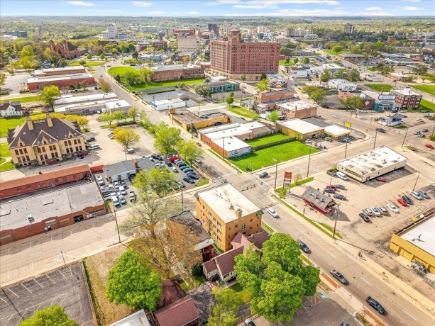 204 Sixth, ROCKFORD, Illinois 61104, ,5+ Units,For Sale,Sixth,202602323