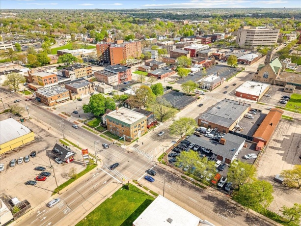 204 Sixth, ROCKFORD, Illinois 61104, ,5+ Units,For Sale,Sixth,202602323