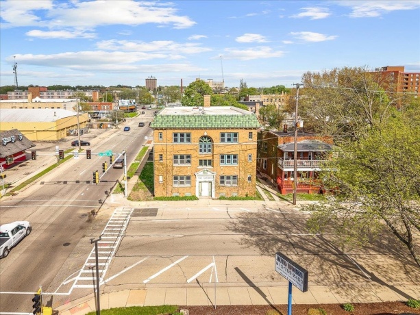 204 Sixth, ROCKFORD, Illinois 61104, ,5+ Units,For Sale,Sixth,202602323