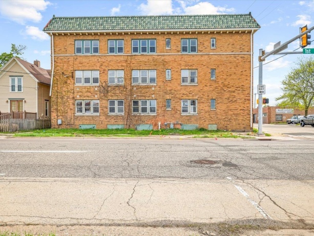 204 Sixth, ROCKFORD, Illinois 61104, ,5+ Units,For Sale,Sixth,202602323