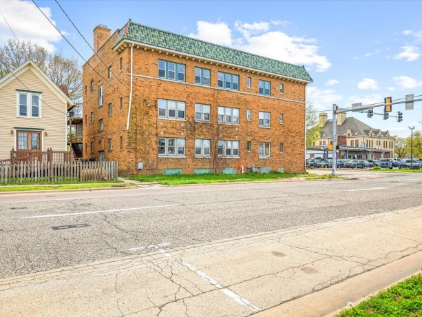 204 Sixth, ROCKFORD, Illinois 61104, ,5+ Units,For Sale,Sixth,202602323