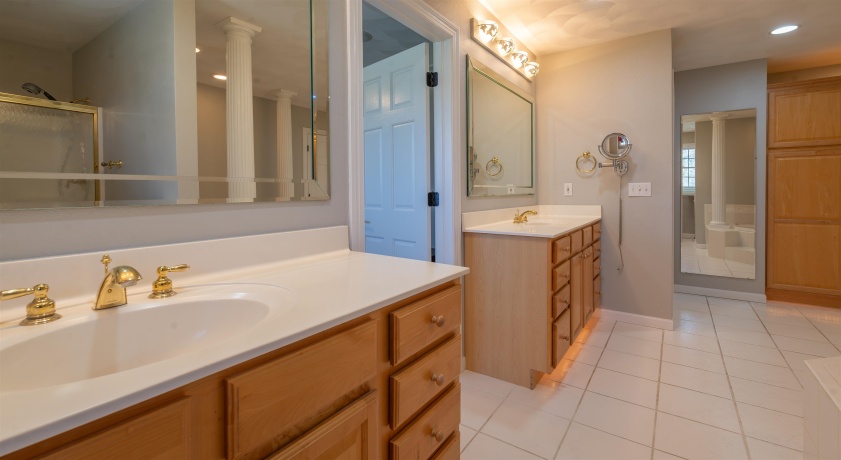 1687 Barberry, FREEPORT, Illinois 61032, 5 Bedrooms Bedrooms, ,4 BathroomsBathrooms,House,For Sale,Barberry,202602352