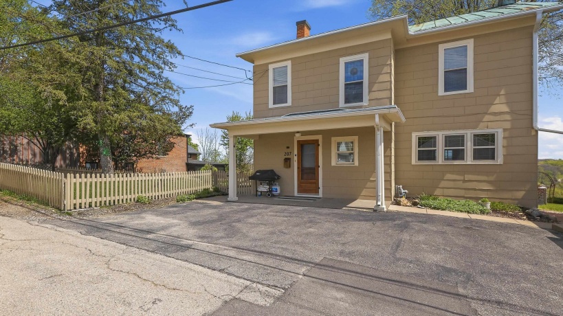 207 Prospect, GALENA, Illinois 61036, 3 Bedrooms Bedrooms, ,2 BathroomsBathrooms,House,For Sale,Prospect,202602357