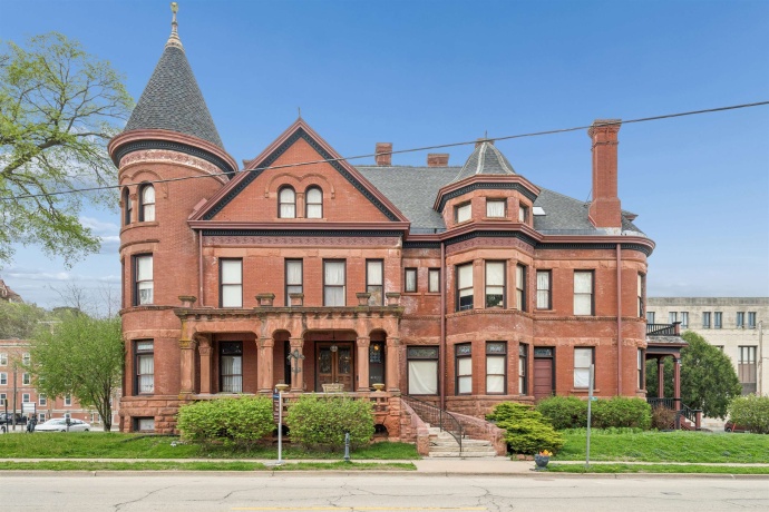 504 Bluff, DUBUQUE, Iowa 52001, 15 Bedrooms Bedrooms, ,15 BathroomsBathrooms,House,For Sale,Bluff,202602367