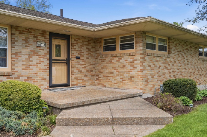 1213 Douglas, DIXON, Illinois 61021, 3 Bedrooms Bedrooms, ,2 BathroomsBathrooms,House,For Sale,Douglas,202602404