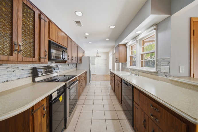 1213 Douglas, DIXON, Illinois 61021, 3 Bedrooms Bedrooms, ,2 BathroomsBathrooms,House,For Sale,Douglas,202602404