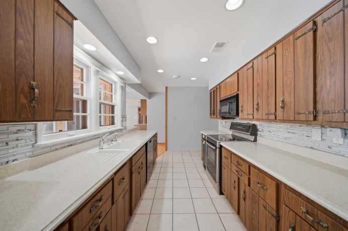 1213 Douglas, DIXON, Illinois 61021, 3 Bedrooms Bedrooms, ,2 BathroomsBathrooms,House,For Sale,Douglas,202602404