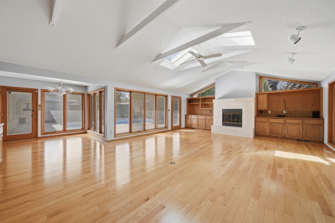 1213 Douglas, DIXON, Illinois 61021, 3 Bedrooms Bedrooms, ,2 BathroomsBathrooms,House,For Sale,Douglas,202602404