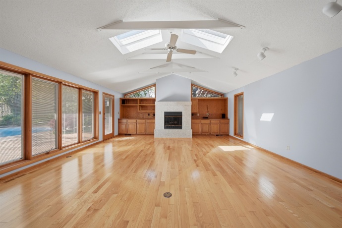 1213 Douglas, DIXON, Illinois 61021, 3 Bedrooms Bedrooms, ,2 BathroomsBathrooms,House,For Sale,Douglas,202602404