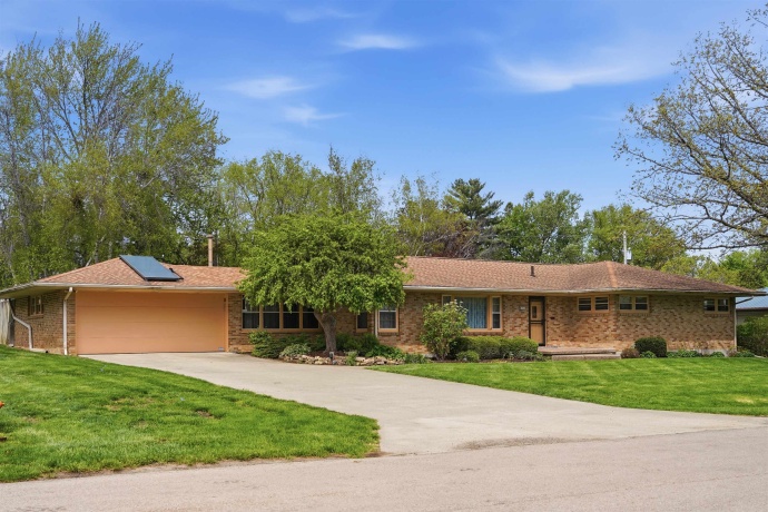 1213 Douglas, DIXON, Illinois 61021, 3 Bedrooms Bedrooms, ,2 BathroomsBathrooms,House,For Sale,Douglas,202602404