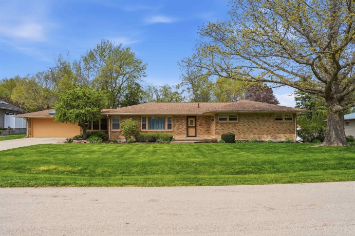 1213 Douglas, DIXON, Illinois 61021, 3 Bedrooms Bedrooms, ,2 BathroomsBathrooms,House,For Sale,Douglas,202602404