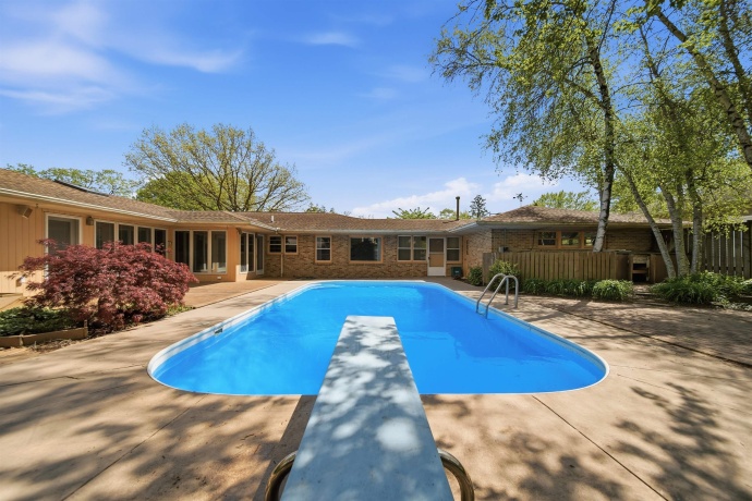 1213 Douglas, DIXON, Illinois 61021, 3 Bedrooms Bedrooms, ,2 BathroomsBathrooms,House,For Sale,Douglas,202602404