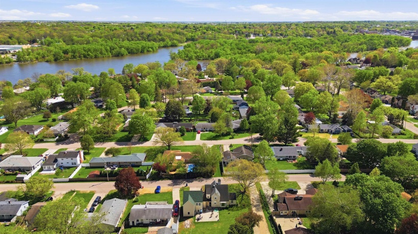 1213 Douglas, DIXON, Illinois 61021, 3 Bedrooms Bedrooms, ,2 BathroomsBathrooms,House,For Sale,Douglas,202602404