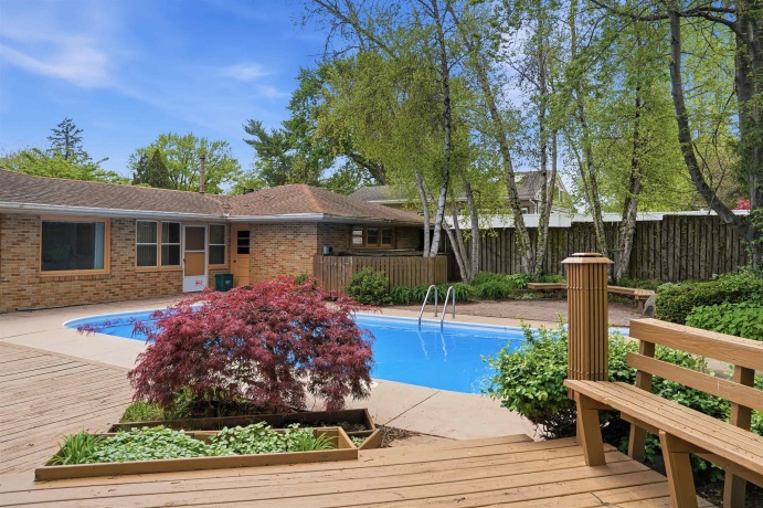 1213 Douglas, DIXON, Illinois 61021, 3 Bedrooms Bedrooms, ,2 BathroomsBathrooms,House,For Sale,Douglas,202602404