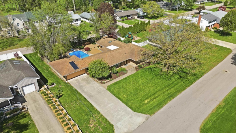 1213 Douglas, DIXON, Illinois 61021, 3 Bedrooms Bedrooms, ,2 BathroomsBathrooms,House,For Sale,Douglas,202602404