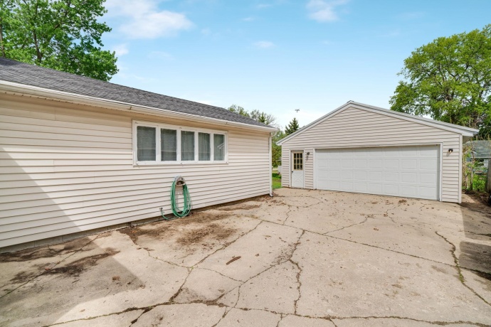 519 8th, DIXON, Illinois 61021, 3 Bedrooms Bedrooms, ,1 BathroomBathrooms,House,For Sale,8th,202602411