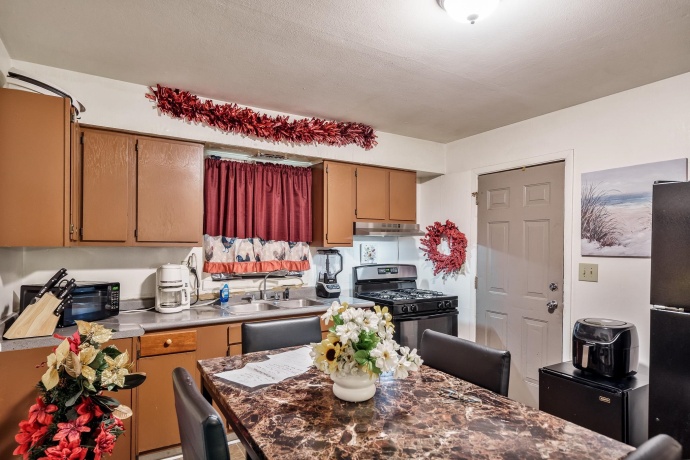422 HENRIETTA, ROCKFORD, Illinois 61102, ,3 - 4 Units,For Sale,HENRIETTA,202602436