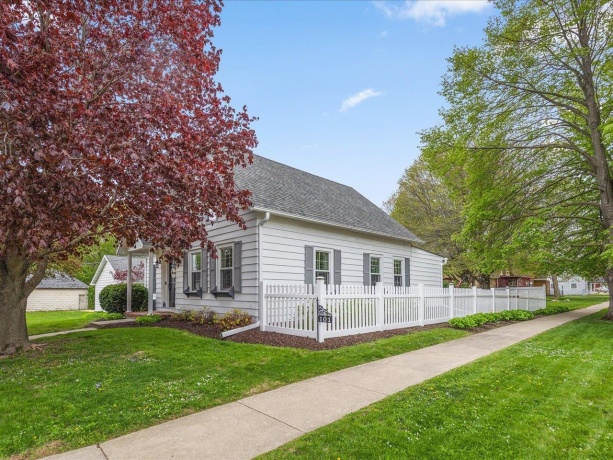 101 Hickory, SHANNON, Illinois 61078, 4 Bedrooms Bedrooms, ,2 BathroomsBathrooms,House,For Sale,Hickory,202602444