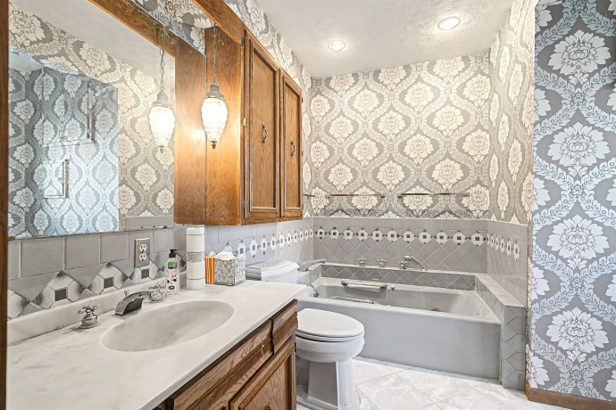 201 Main, ELIZABETH, Illinois 61028, 4 Bedrooms Bedrooms, ,2 BathroomsBathrooms,House,For Sale,Main,202602462