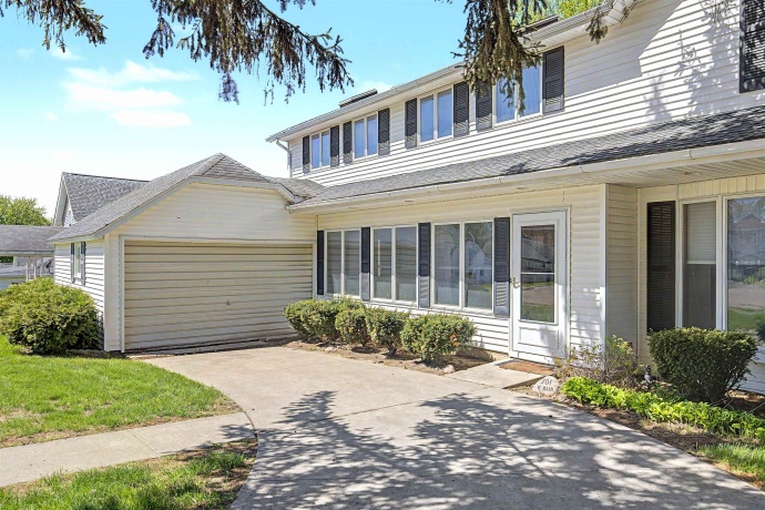 201 Main, ELIZABETH, Illinois 61028, 4 Bedrooms Bedrooms, ,2 BathroomsBathrooms,House,For Sale,Main,202602462