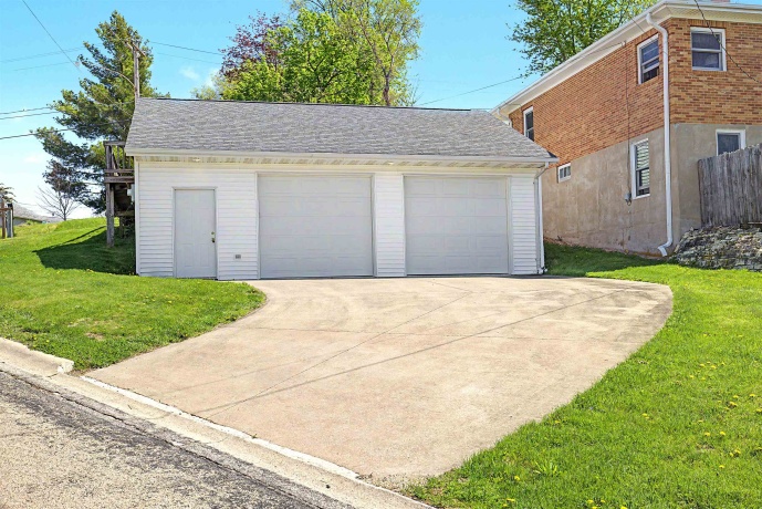 201 Main, ELIZABETH, Illinois 61028, 4 Bedrooms Bedrooms, ,2 BathroomsBathrooms,House,For Sale,Main,202602462