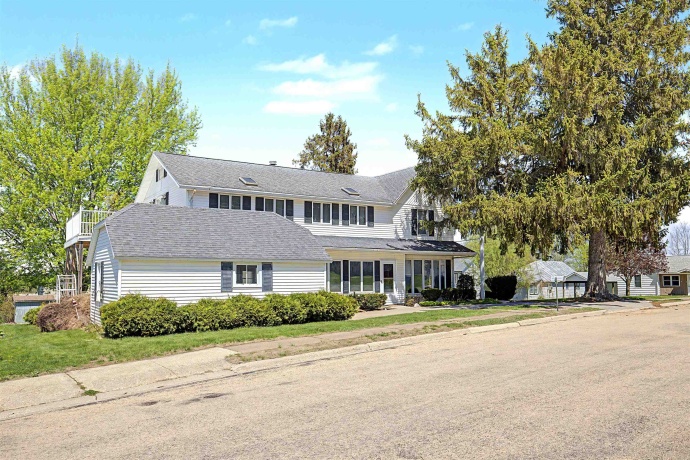 201 Main, ELIZABETH, Illinois 61028, 4 Bedrooms Bedrooms, ,2 BathroomsBathrooms,House,For Sale,Main,202602462
