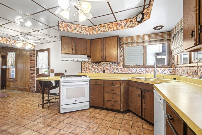 201 Main, ELIZABETH, Illinois 61028, 4 Bedrooms Bedrooms, ,2 BathroomsBathrooms,House,For Sale,Main,202602462
