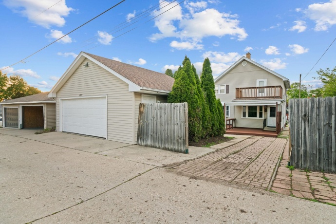 2229 Broadway, ROCKFORD, Illinois 61104, 4 Bedrooms Bedrooms, ,2 BathroomsBathrooms,House,For Sale,Broadway,202602468