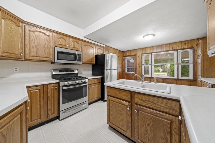 2229 Broadway, ROCKFORD, Illinois 61104, 4 Bedrooms Bedrooms, ,2 BathroomsBathrooms,House,For Sale,Broadway,202602468