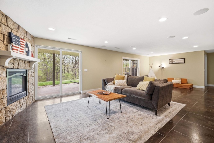 71 Ford, EAST DUBUQUE, Illinois 61025, 5 Bedrooms Bedrooms, ,3 BathroomsBathrooms,House,For Sale,Ford,202602492