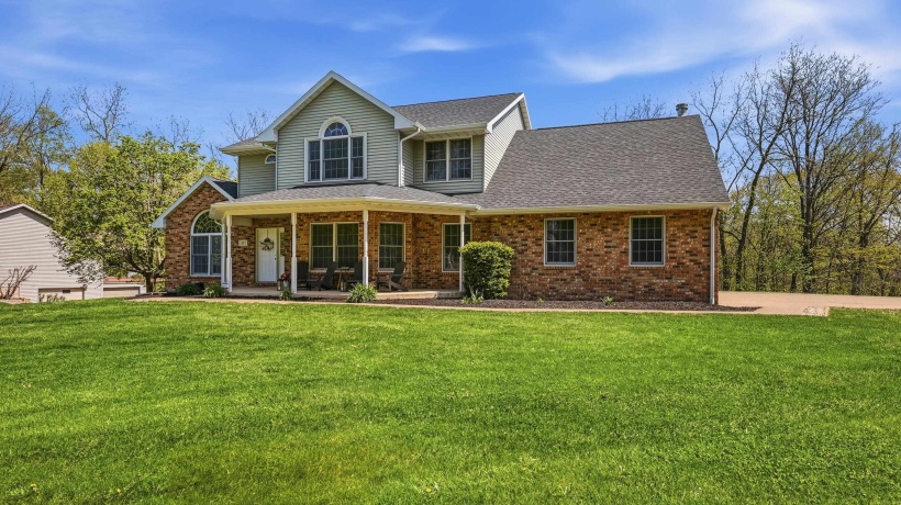 71 Ford, EAST DUBUQUE, Illinois 61025, 5 Bedrooms Bedrooms, ,3 BathroomsBathrooms,House,For Sale,Ford,202602492