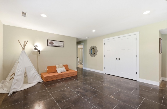 71 Ford, EAST DUBUQUE, Illinois 61025, 5 Bedrooms Bedrooms, ,3 BathroomsBathrooms,House,For Sale,Ford,202602492