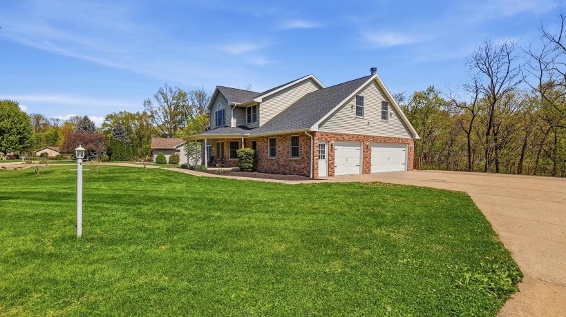 71 Ford, EAST DUBUQUE, Illinois 61025, 5 Bedrooms Bedrooms, ,3 BathroomsBathrooms,House,For Sale,Ford,202602492