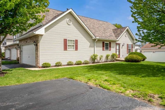 12014 BANEBERRY DR #32, ROSCOE, Illinois 61073, 2 Bedrooms Bedrooms, ,1 BathroomBathrooms,Condominium,For Sale,BANEBERRY DR #32,202602497