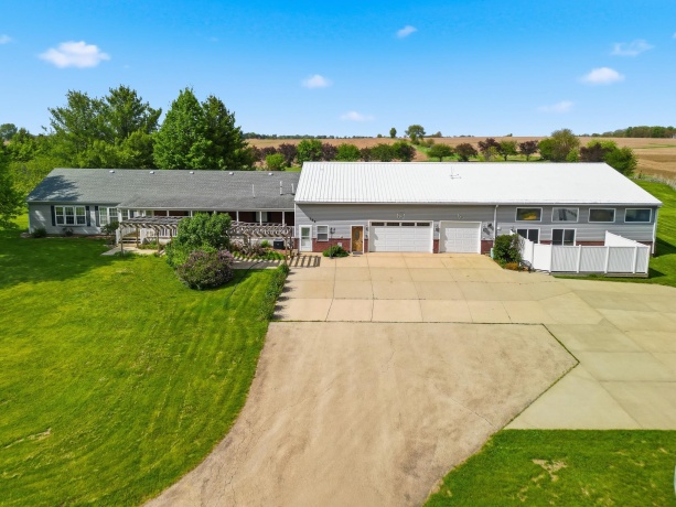 298 IL RT 2, DIXON, Illinois 61021, 6 Bedrooms Bedrooms, ,3 BathroomsBathrooms,House,For Sale,IL RT 2,202602541