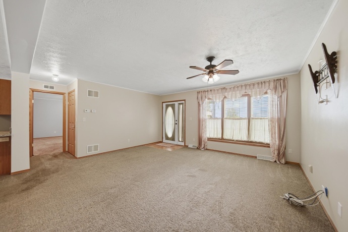 298 IL RT 2, DIXON, Illinois 61021, 6 Bedrooms Bedrooms, ,3 BathroomsBathrooms,House,For Sale,IL RT 2,202602541