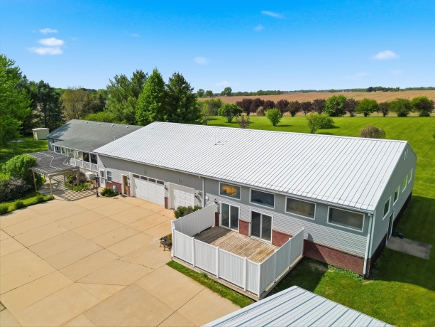 298 IL RT 2, DIXON, Illinois 61021, 6 Bedrooms Bedrooms, ,3 BathroomsBathrooms,House,For Sale,IL RT 2,202602541