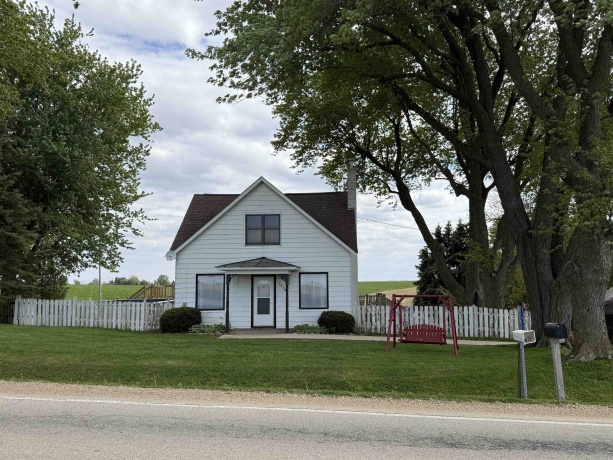 7370 Menominee, EAST DUBUQUE, Illinois 61025, 4 Bedrooms Bedrooms, ,1 BathroomBathrooms,House,For Sale,Menominee,202602570