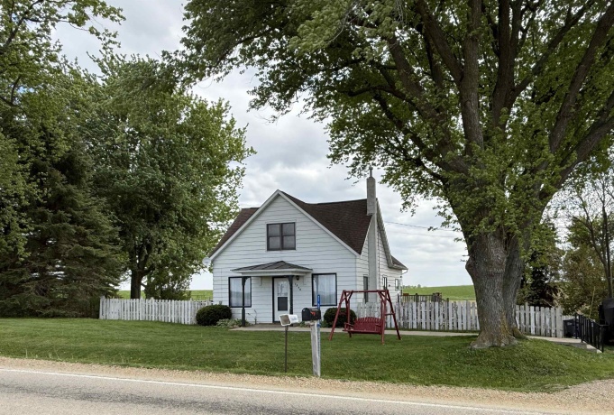 7370 Menominee, EAST DUBUQUE, Illinois 61025, 4 Bedrooms Bedrooms, ,1 BathroomBathrooms,House,For Sale,Menominee,202602570
