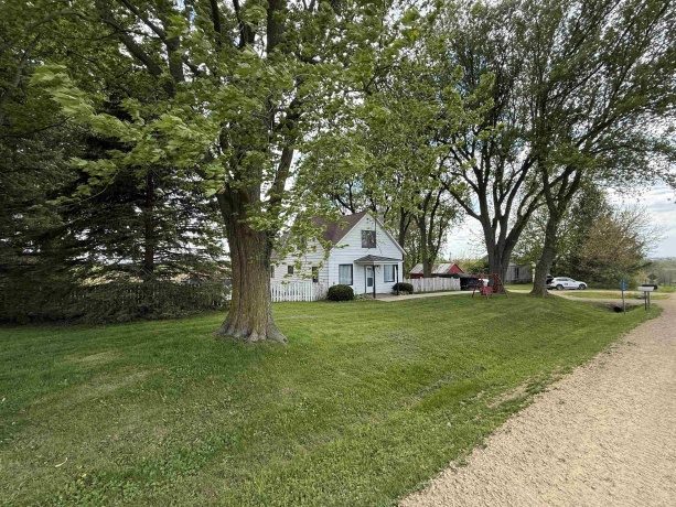 7370 Menominee, EAST DUBUQUE, Illinois 61025, 4 Bedrooms Bedrooms, ,1 BathroomBathrooms,House,For Sale,Menominee,202602570