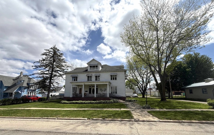 323 Main, STOCKTON, Illinois 61085, 7 Bedrooms Bedrooms, ,6 BathroomsBathrooms,House,For Sale,Main,202602572