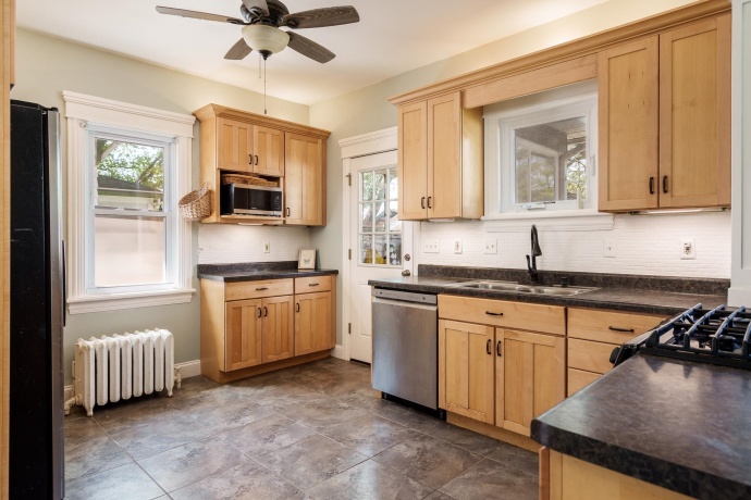 428 London, ROCKFORD, Illinois 61107, 5 Bedrooms Bedrooms, ,2 BathroomsBathrooms,House,For Sale,London,202602635