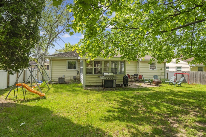 916 Hawthorne, ROCKFORD, Illinois 61108, 3 Bedrooms Bedrooms, ,1 BathroomBathrooms,House,For Sale,Hawthorne,202602640