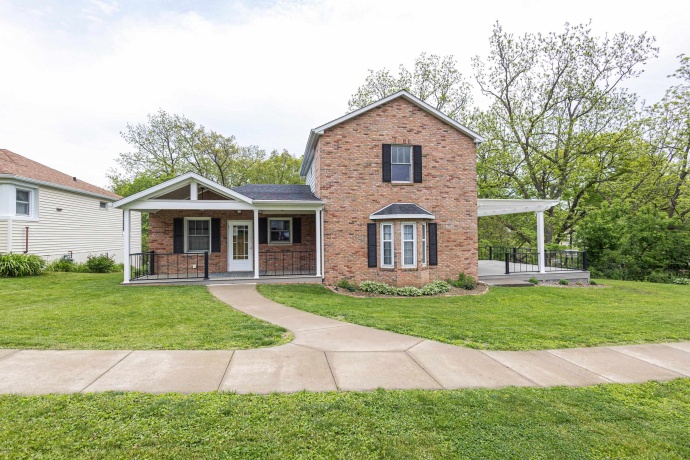 380 Greenwood, EAST DUBUQUE, Illinois 61025, 4 Bedrooms Bedrooms, ,2 BathroomsBathrooms,House,For Sale,Greenwood,202602719