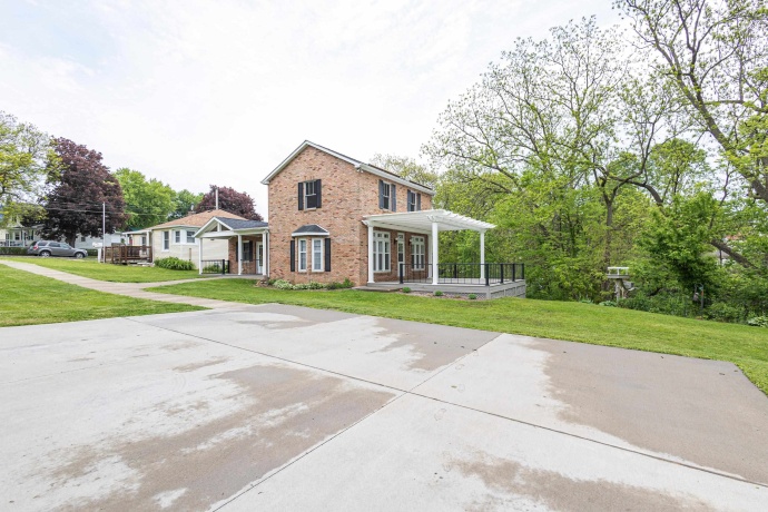 380 Greenwood, EAST DUBUQUE, Illinois 61025, 4 Bedrooms Bedrooms, ,2 BathroomsBathrooms,House,For Sale,Greenwood,202602719