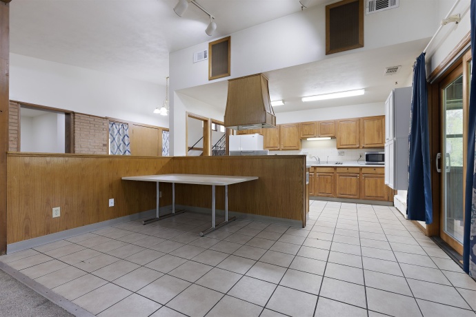 Eat-In Kitchen