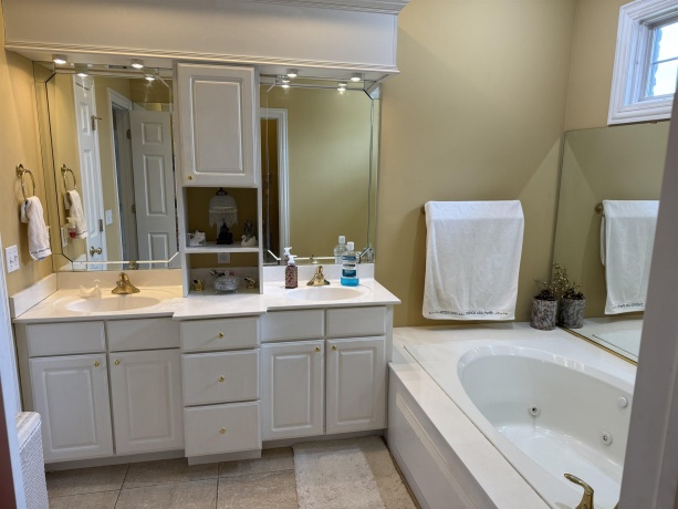 649 Roxbury, ROCKFORD, Illinois 61107, 5 Bedrooms Bedrooms, ,3 BathroomsBathrooms,House,For Sale,Roxbury,202507615